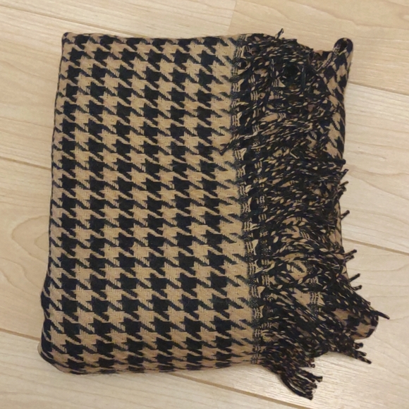 Black and Tan Houndstooth Acrylique Poncho/Cape. - Picture 7 of 7